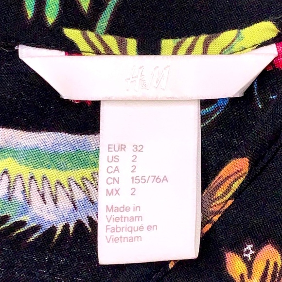 H&M Lightweight Floral Flowing Keyhole Dress 2 - Picture 3 of 4